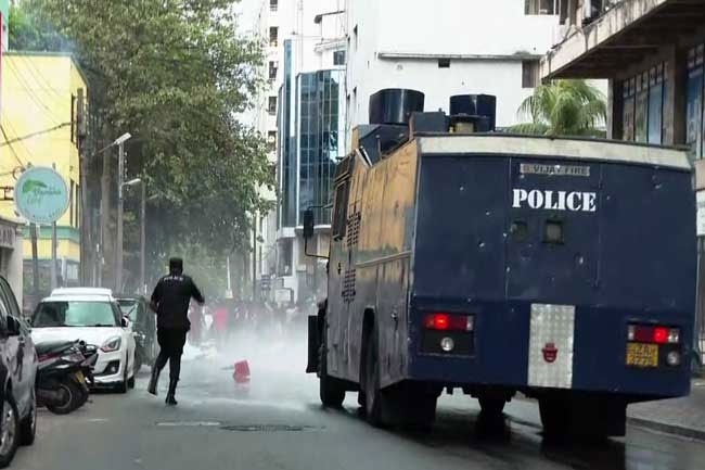 Police fire tear gas at protestors in Kollupitiya