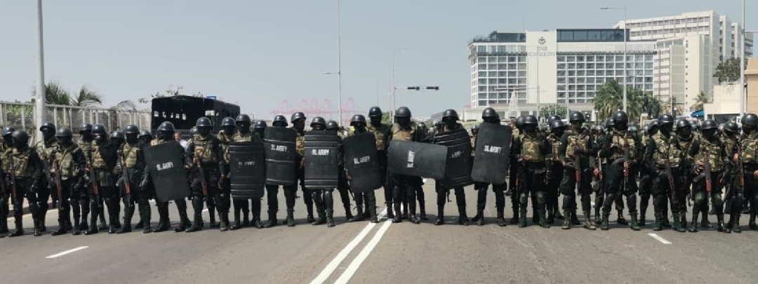 Security forces block democratic protest march by professionals against taxes in Colombo