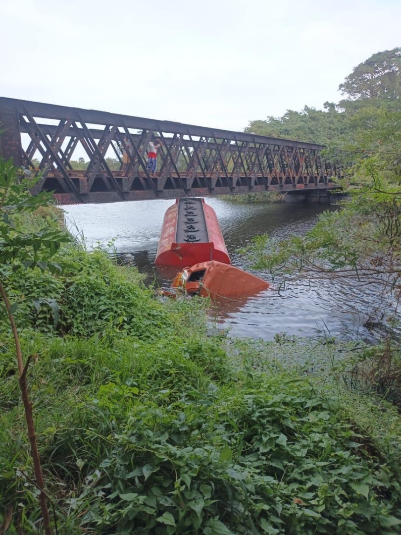 Fuel bowser drifts away in Baththuluoya