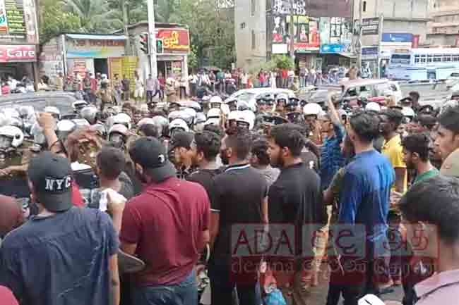 Police fire tear gas at IUSF protesters near Kelaniya Uni.