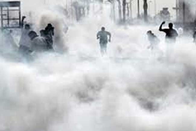 Police fire tear gas to disperse protestors in Kelaniya - democracy being crushed in Srilanka