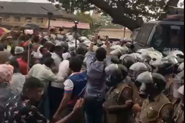 Police fire tear gas at SJB protest in Colombo