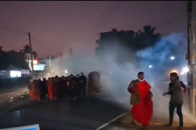 Tear gas fired at Satyagraha by Bikkhu students in Homagama