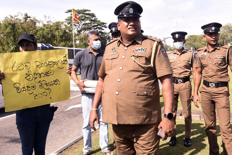 Silent protest against independence celebrations