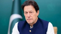 Pakistani police fire tear gas into Imran Khan’s home
