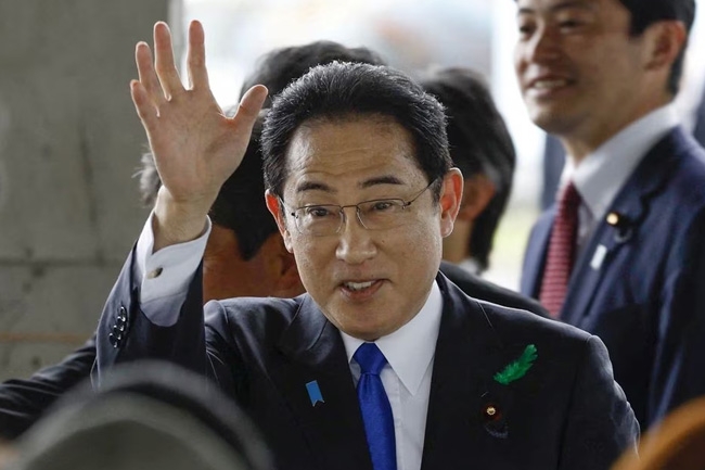 Japan PM Kishida evacuated unhurt after explosion at speech