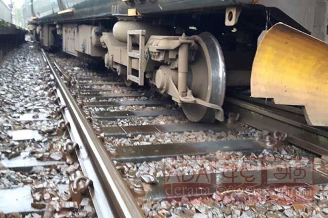 Train derails at Maradana Railway Station