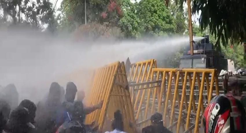Police show no mercy as repeated water cannon attacks affect even bystanders